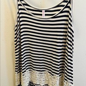 XL Black and White Tank Top with Lace Trim